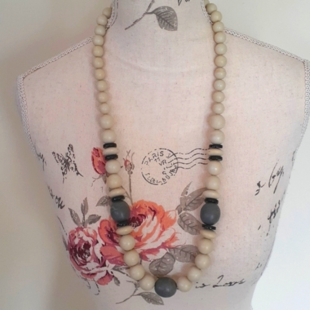 % Vintage 1960s off-white, grey and black bead statement necklace